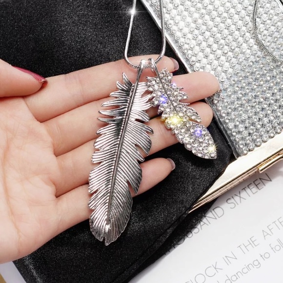 🌟 Silver Long Feather 🪶 Necklace - Picture 5 of 7
